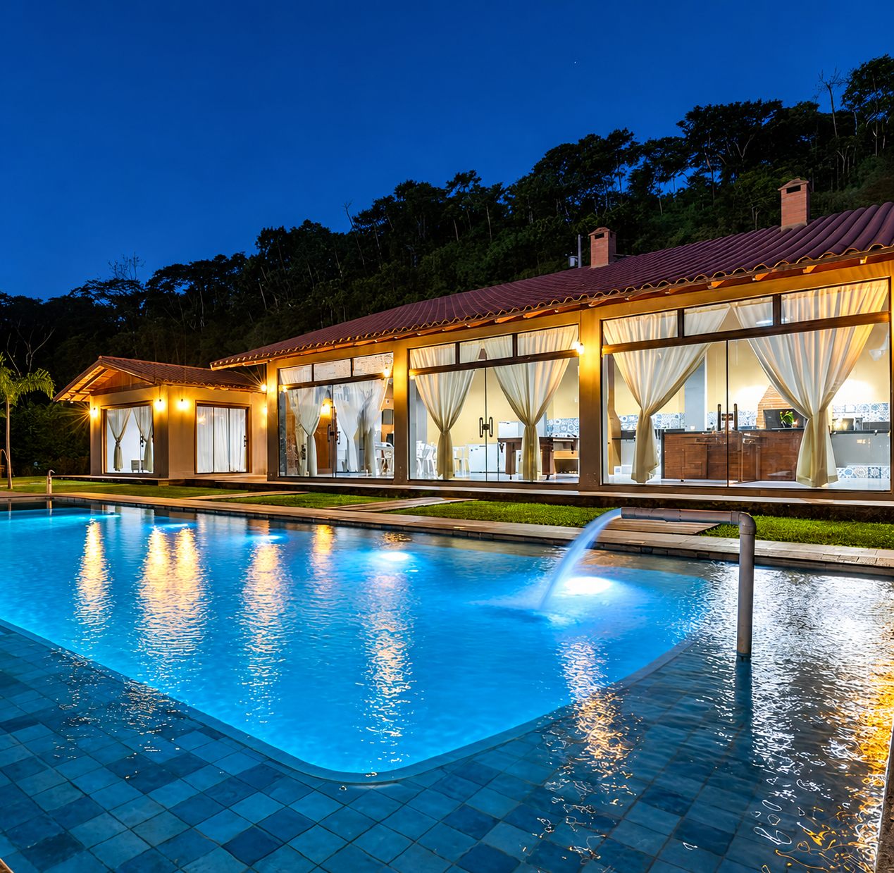 Piscina iluminada à noite